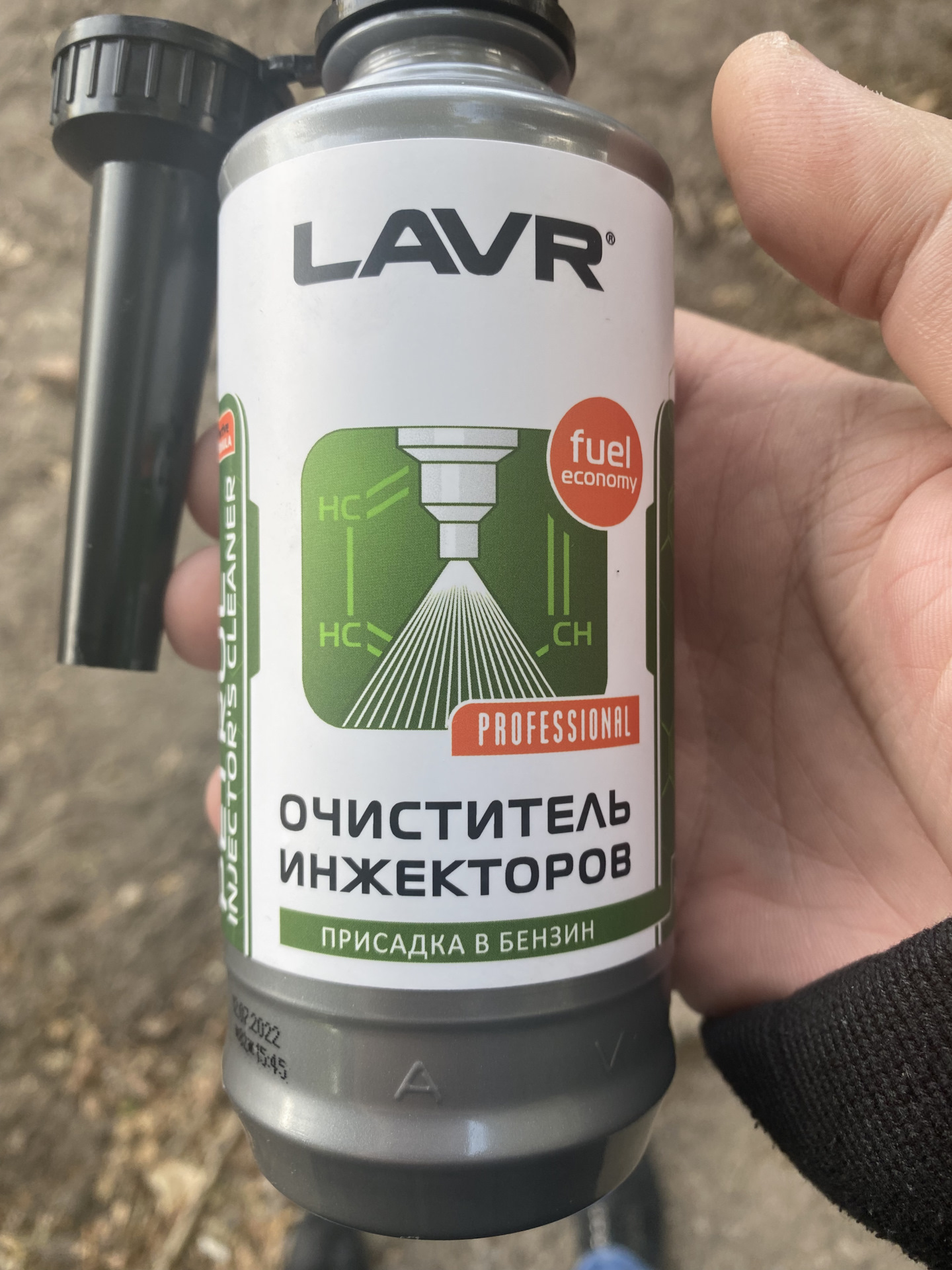 Продолжаем шумить машину, крючок крышки бардачка и Лаврушка мне в бак ...