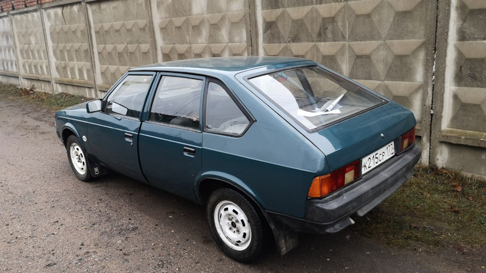 Вклееные лобовые стекла с весны 1999… Летом 1999 года пошло корытце под запаску и заднее крыло потеряло треугольник за форточкой…Поздние Святогор и Долгорукие Крылья с 1999 без треуголок в форточках дверей. отсутствие замка пассажирской правой двери с 2000 года. Осень 2000 — Пропала рамка номерного знака, Палка-подпорка под крышку багажника …Фонари задние нового образца, более широкая сабля между фарами и решеткой и бампером передним. — Москвич 2141