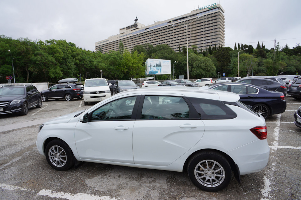 Парковка Интуриста — Lada Vesta SW (1G)