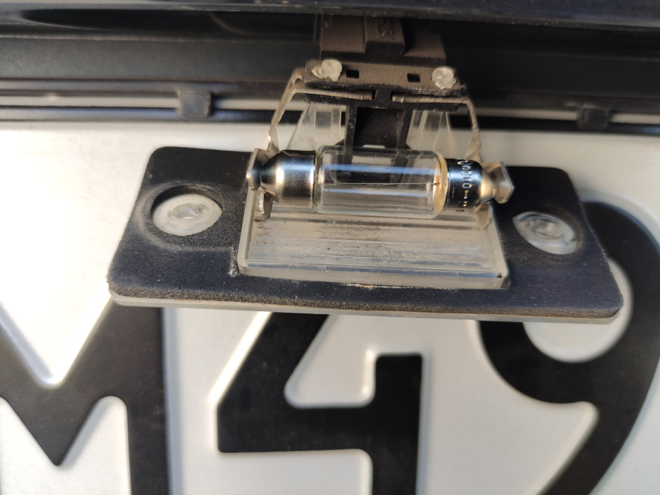 Замена ламп в плафонах освещения заднего номера — Skoda Fabia Mk2, 1,2 ...