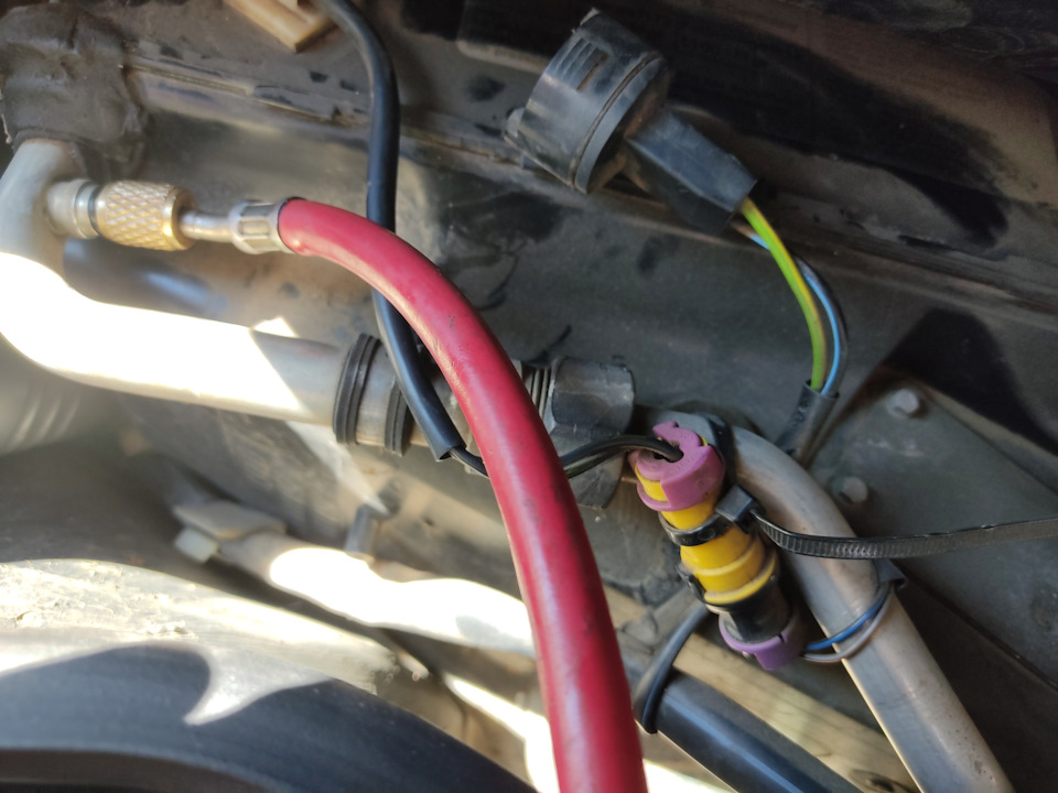 Заправка кондиционера в автомобиле белгород. Заправка кондиционера ауди. Заправка кондиционера toyota alphard 2002. Уходит фреон через смотровое окно прадо 120. Хладагент авто.