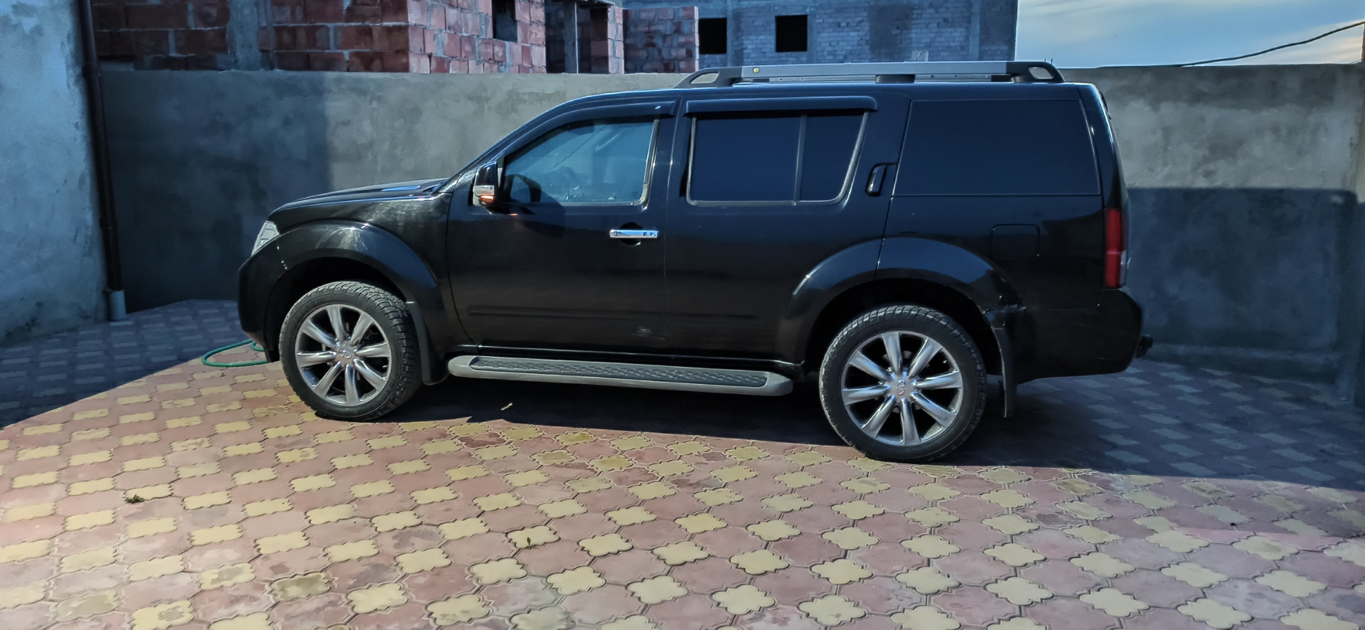 Разболтовка патфайндер. Nissan Pathfinder r18. Nissan Pathfinder r51 диски. Nissan Pathfinder r51 r20. Колеса Nissan Pathfinder r51 r17.