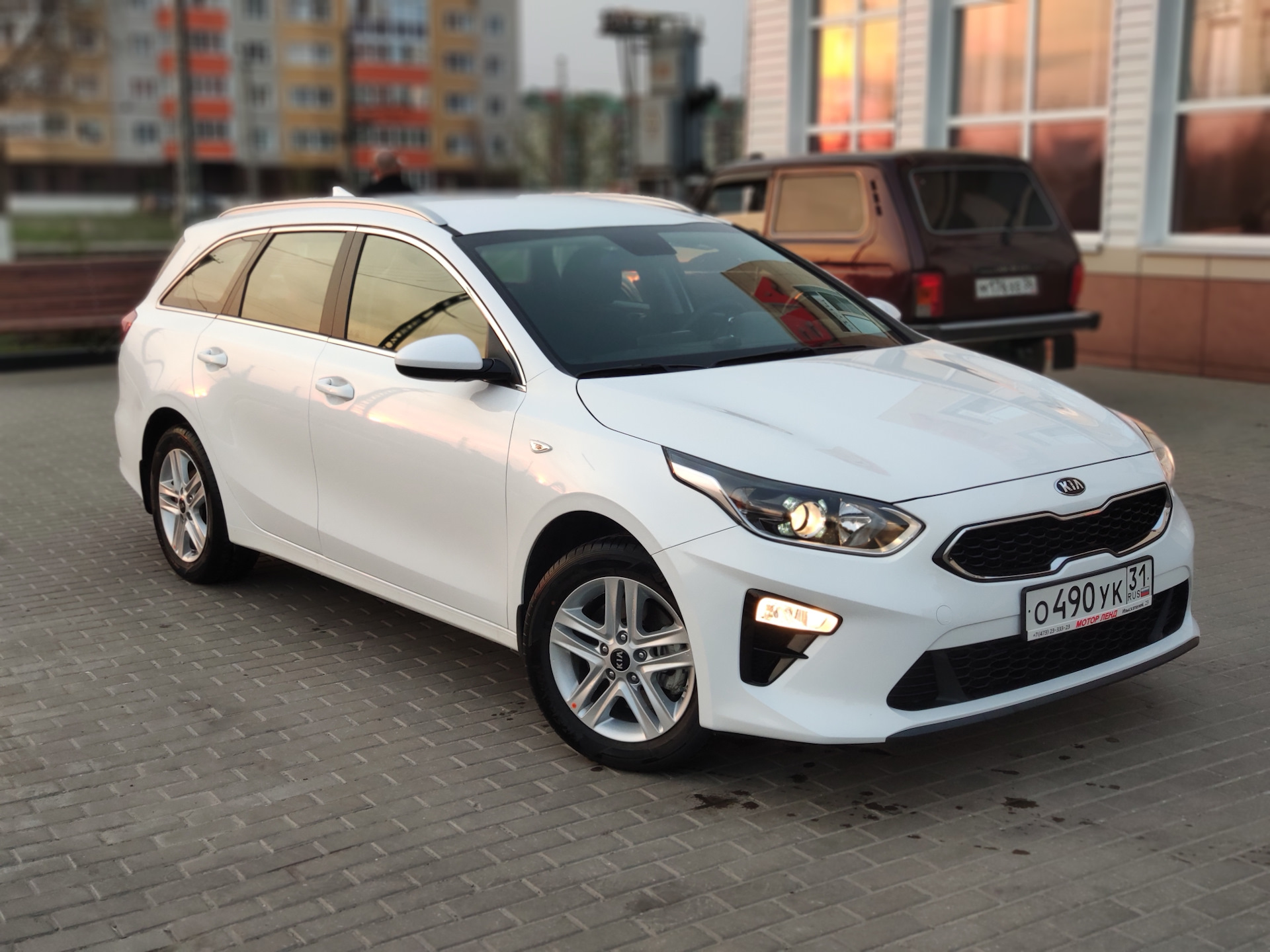 Deluxe white. Kia Ceed SW Deluxe White. Kia Ceed SW белый. Киа СИД универсал белый 2021. Kia Ceed универсал 2019 белая.