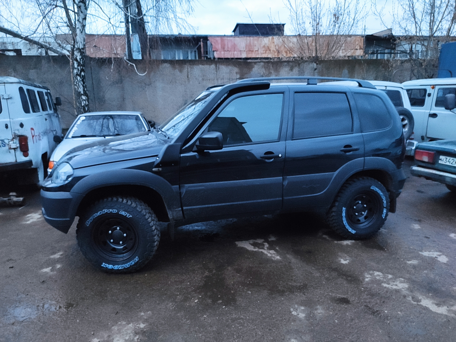 Hankook 215 75 r15. 215/75 R15 MT на Шевроле Нива. Колёса на ниву Шевроле 215/75/15. Chevrolet Niva 215/75r15. Ханкук 215 75 15 МТ Нива Шевроле.