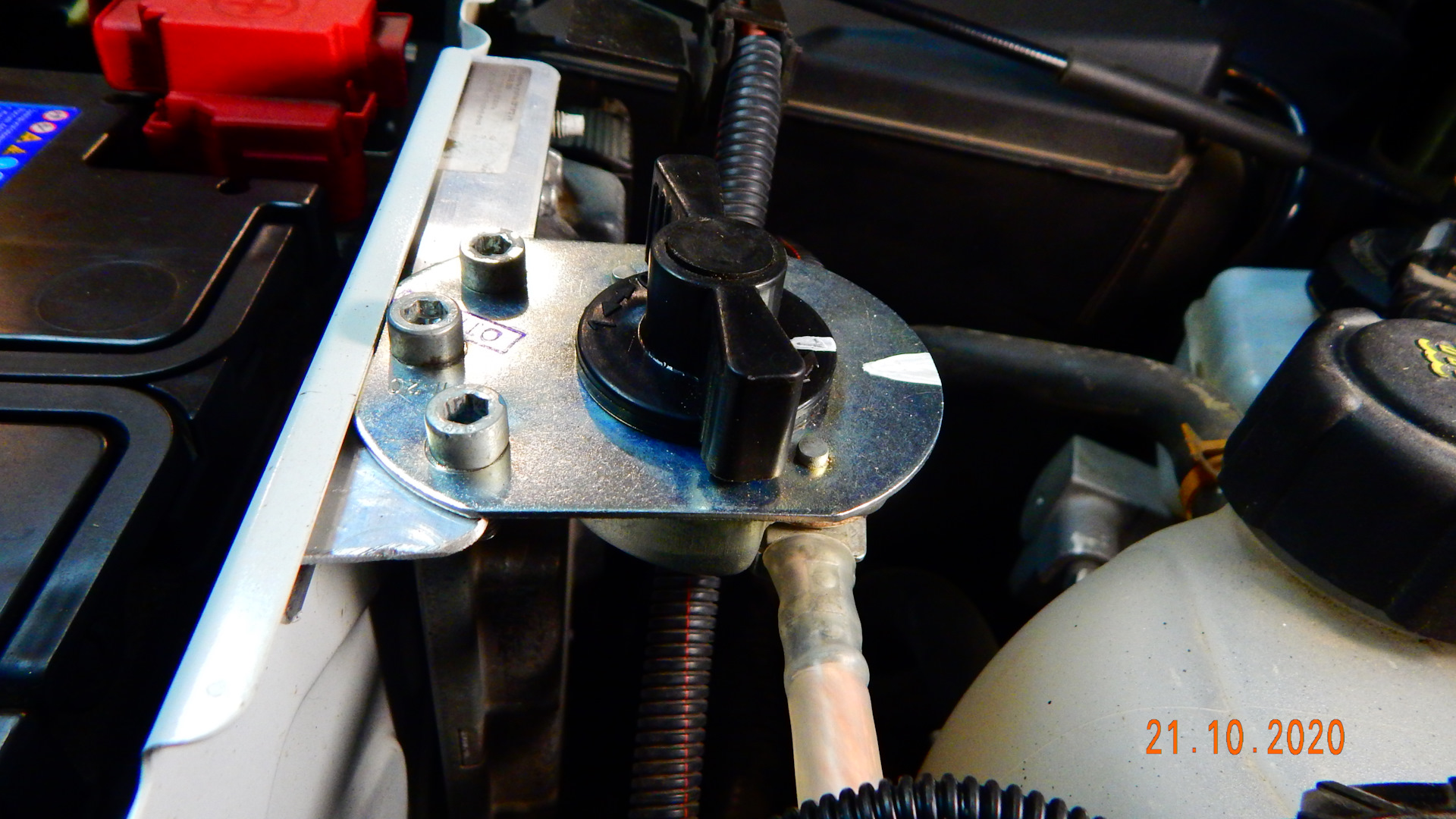 Выключатель массы АКБ на Ларгус (к4м). — Lada Ларгус, 1,6 л, 2014 года ...