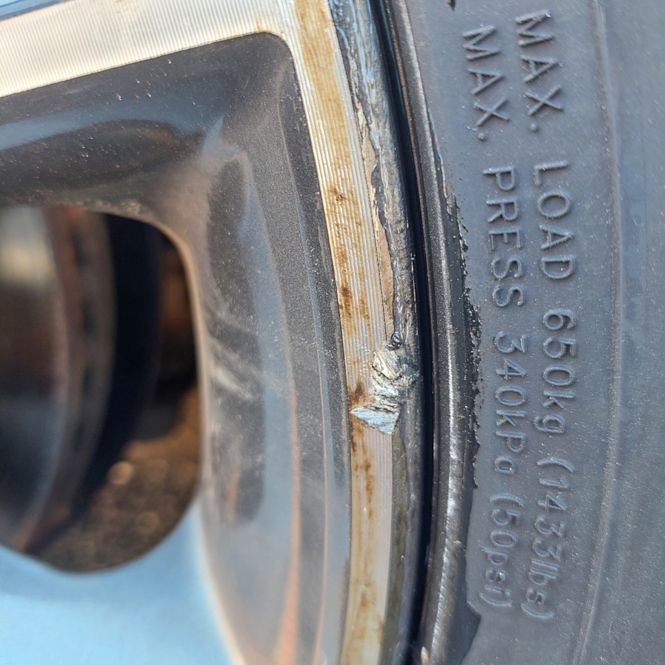 Порвал шину об бардюр — Geely Emgrand, 1,5 л, 2023 года | поломка | DRIVE2