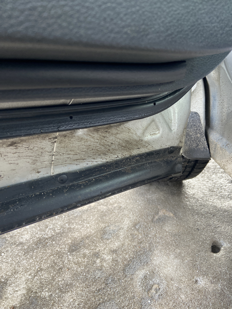 крепление накладки и уплотнителя — Nissan X-Trail II (t31), 2 л, 2007 ...