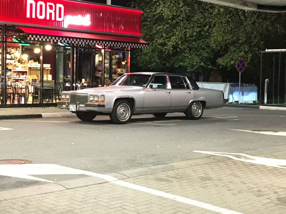 Небольшой Фотосет на заправке — Cadillac Brougham, 5 л, 1987 года