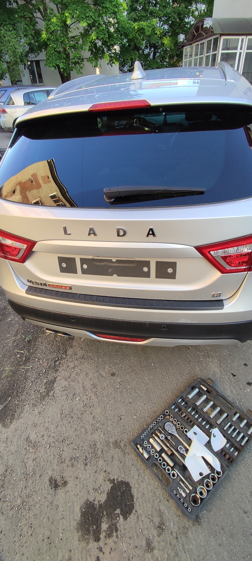 Прокладка под рамку номерного знака — Lada Vesta SW Cross (1G), 1,8 л ...