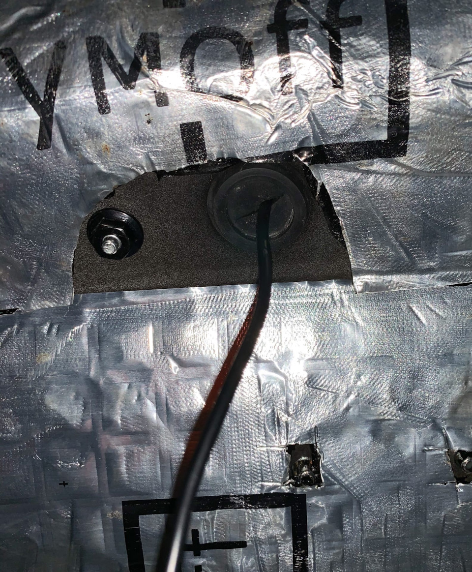 Вывод провода из крышки багадника на косу для камеры — Hyundai Solaris (1G)