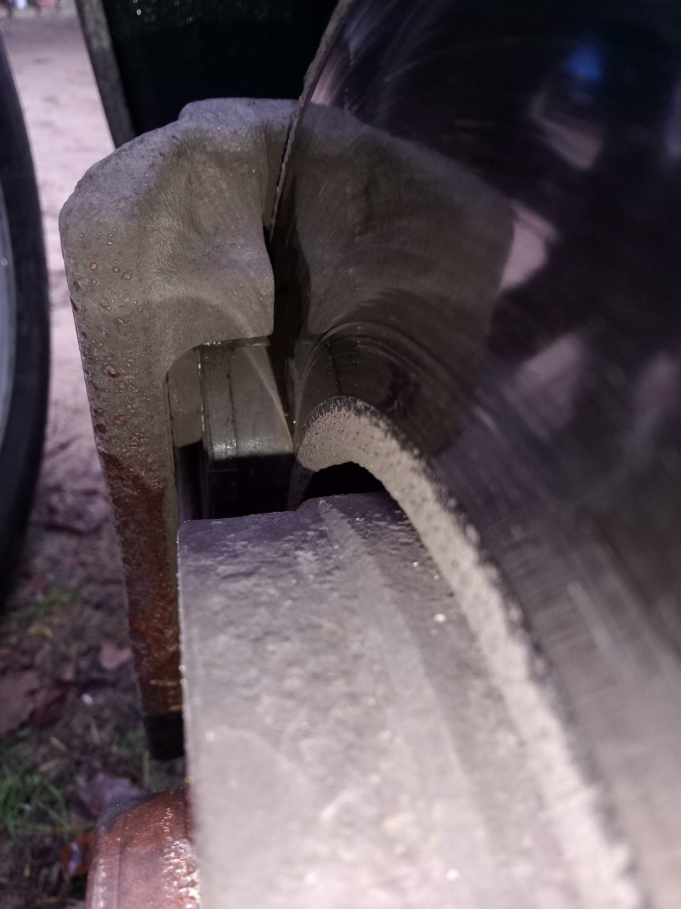 Криво изнашиваются тормозные колодки — Nissan Note (1G), 1,6 л, 2008 ...