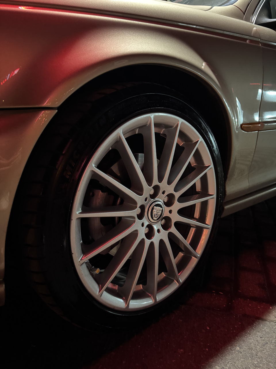 На стильное и опасное — Jaguar X-Type