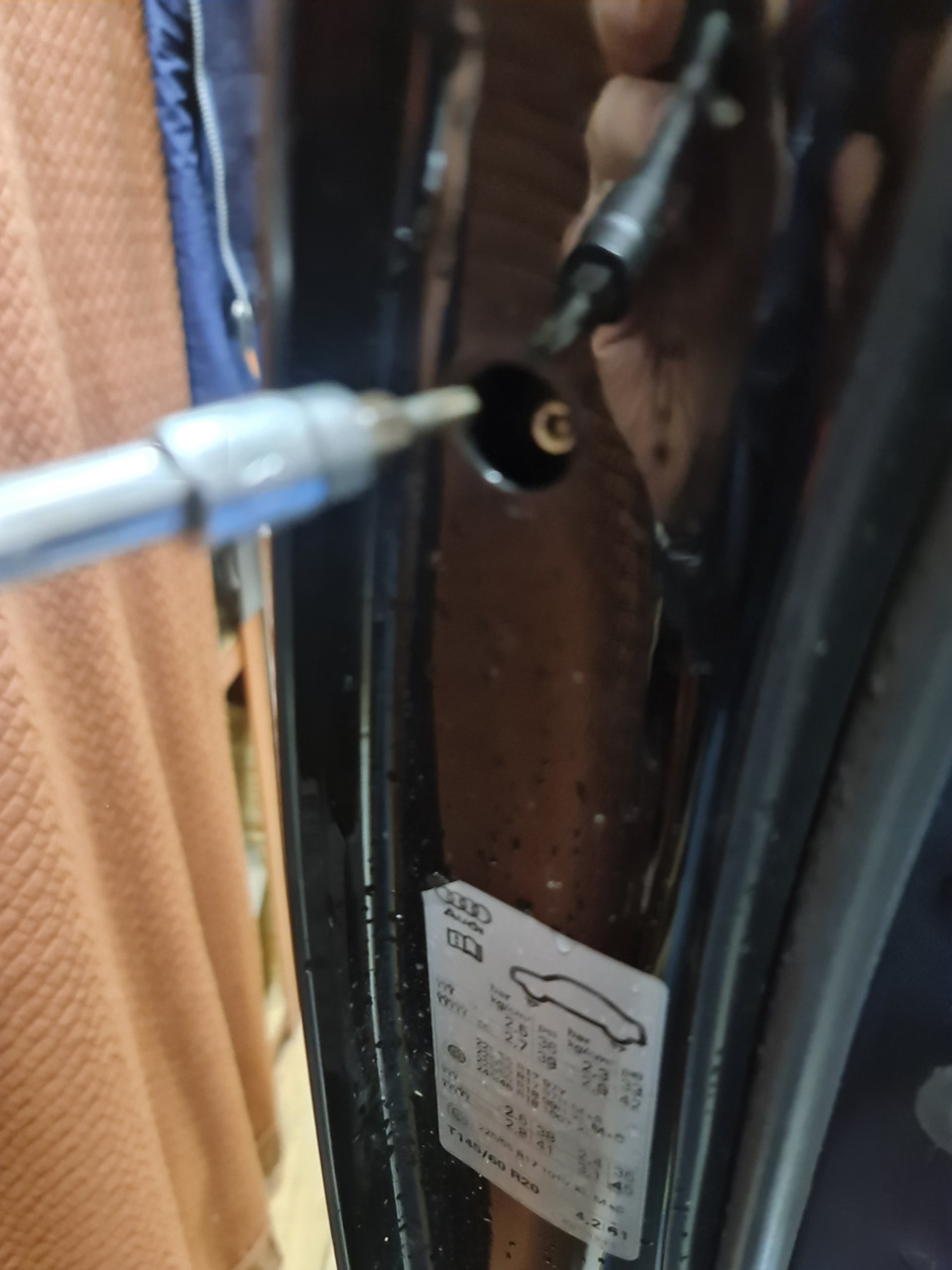 Выкручиваем болт, его не достать, так что крутим смело до конца и не переживаем, что он выпадет. — Audi A6 (C7)