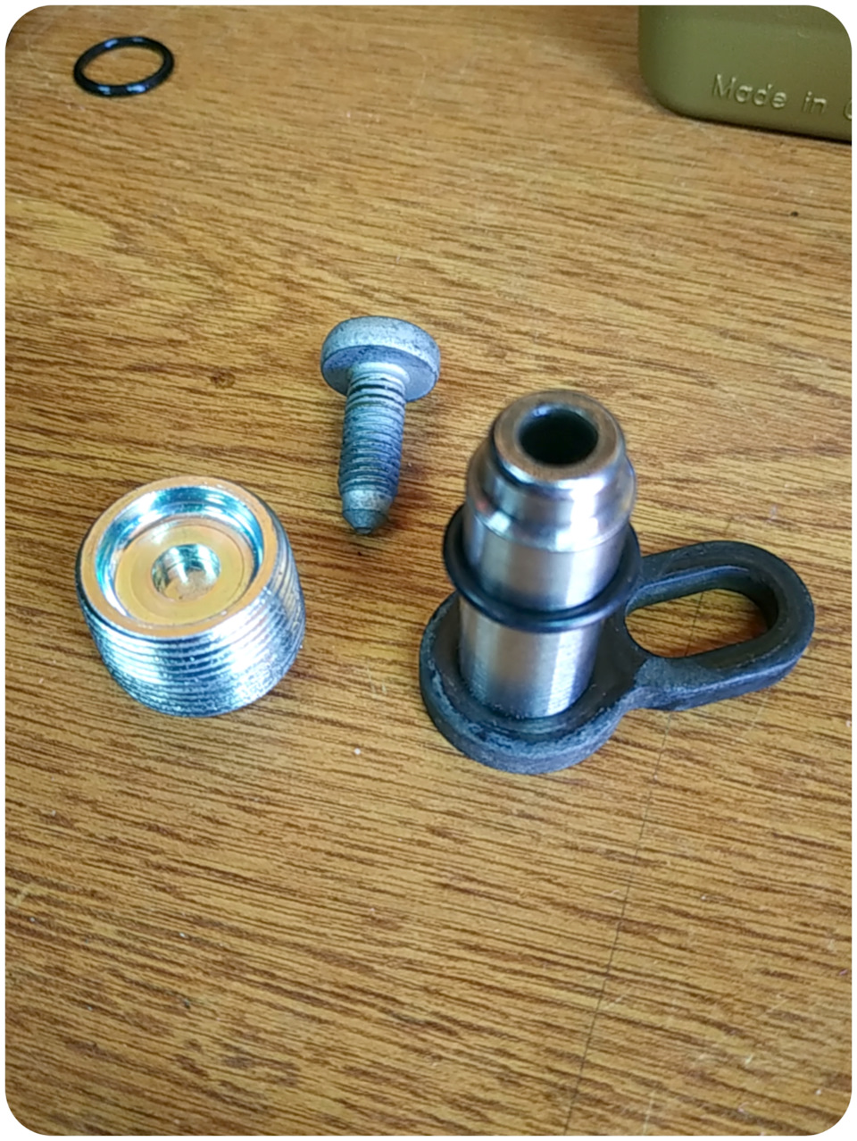 Очистил сливную пробку и заменил уплотнительное кольцо на оси — Skoda Octavia A7 Mk3