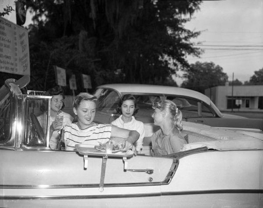 Дон Ричардс молеот 50е. Retro photo of teenagers at the Doctor.