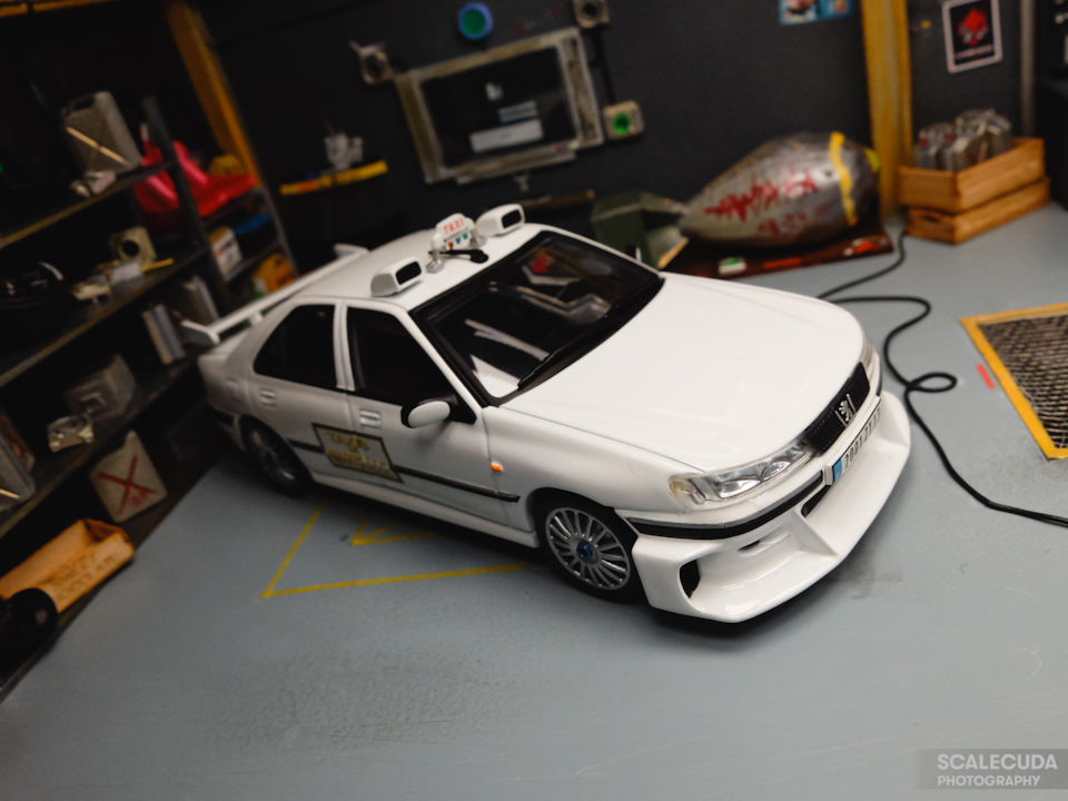 1/43 Peugeot 406 Taxi 3 в гараже (Aoshima) киногероини
