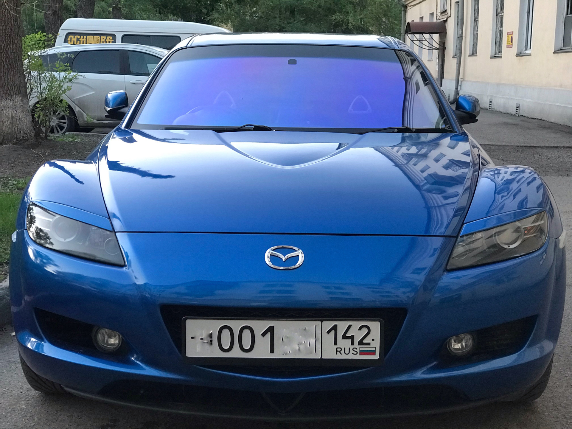 Поставь на мазду. Лобовое Мазда рх8. Mazda rx8 стекло. Лобовое стекло Mazda rx8. Mazda RX-8 С стайлингом.