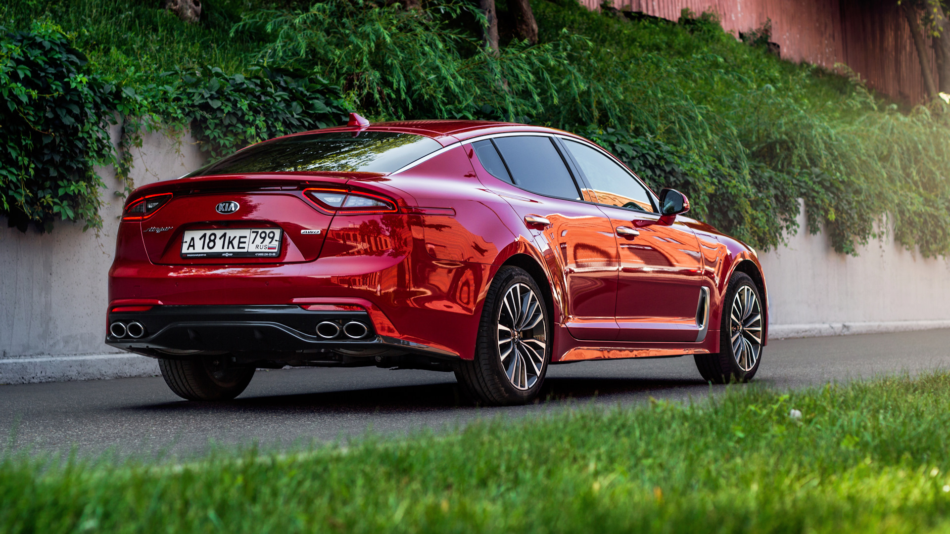 Kia Stinger красный