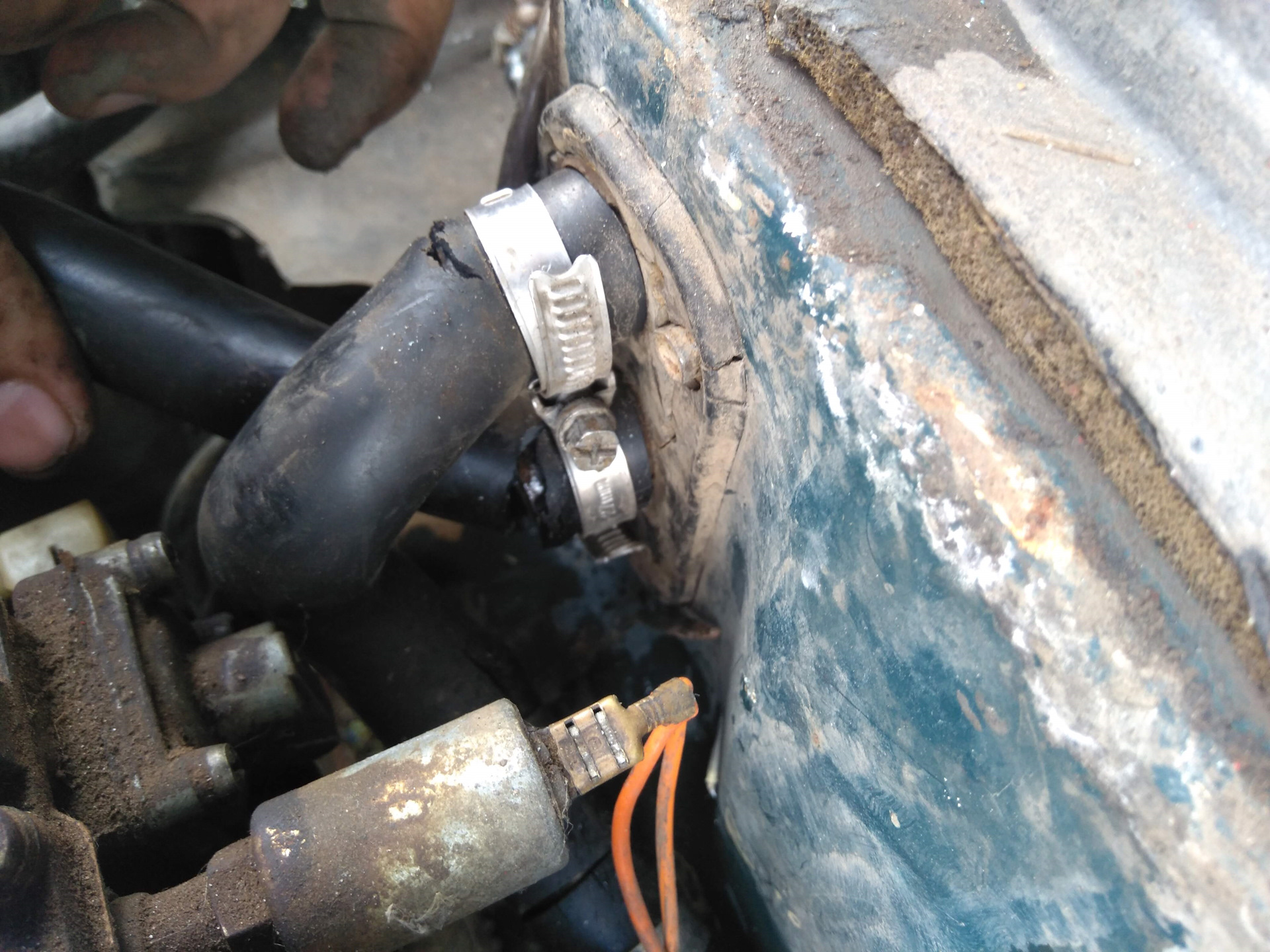 Замена всех патрубков системы охлаждения. Нашел течь — Lada 11113 Ока ...