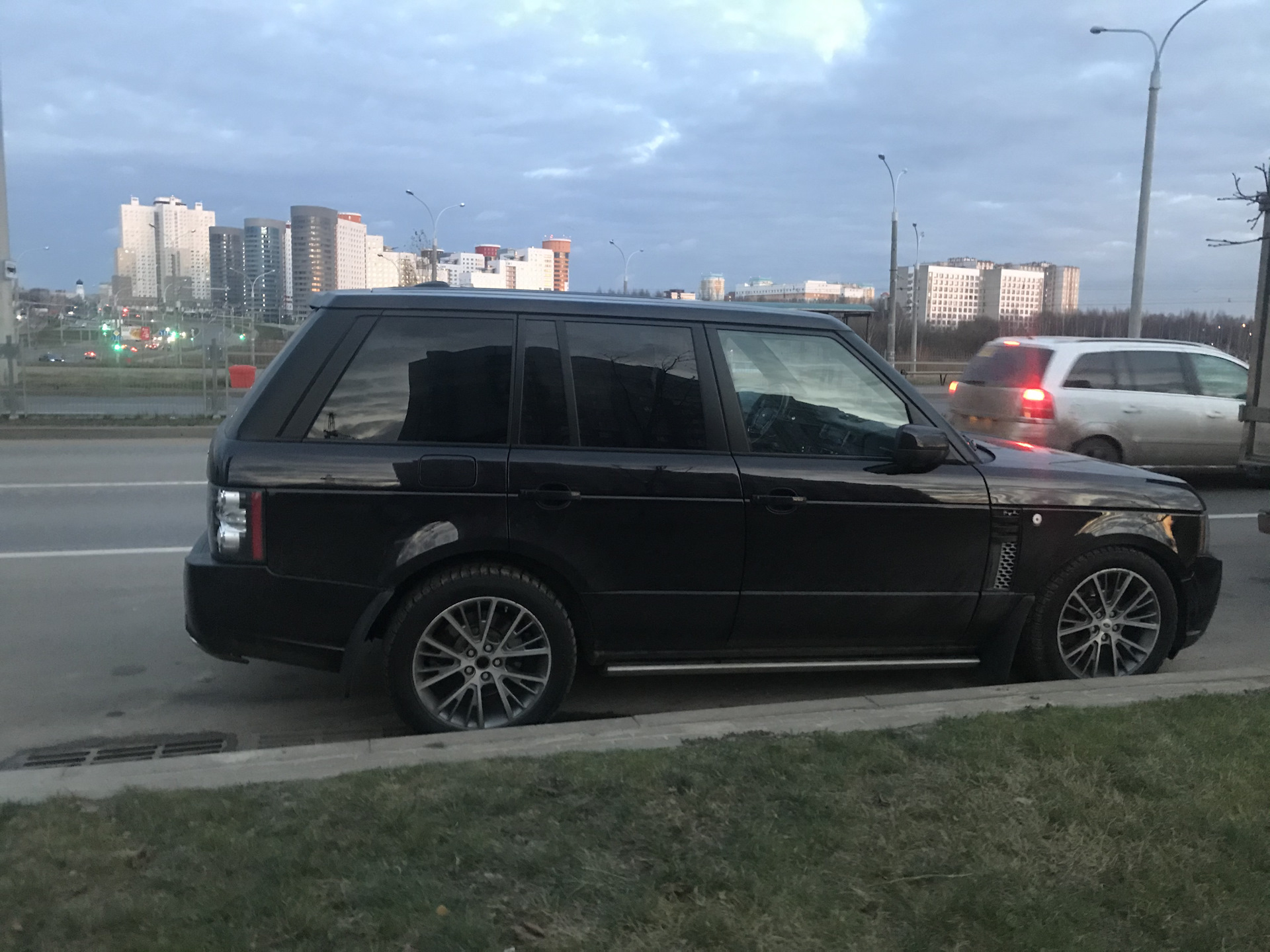 Мордашка упала — а чего это? — Land Rover Range Rover (3G), 4,4 л, 2012  года | наблюдение | DRIVE2