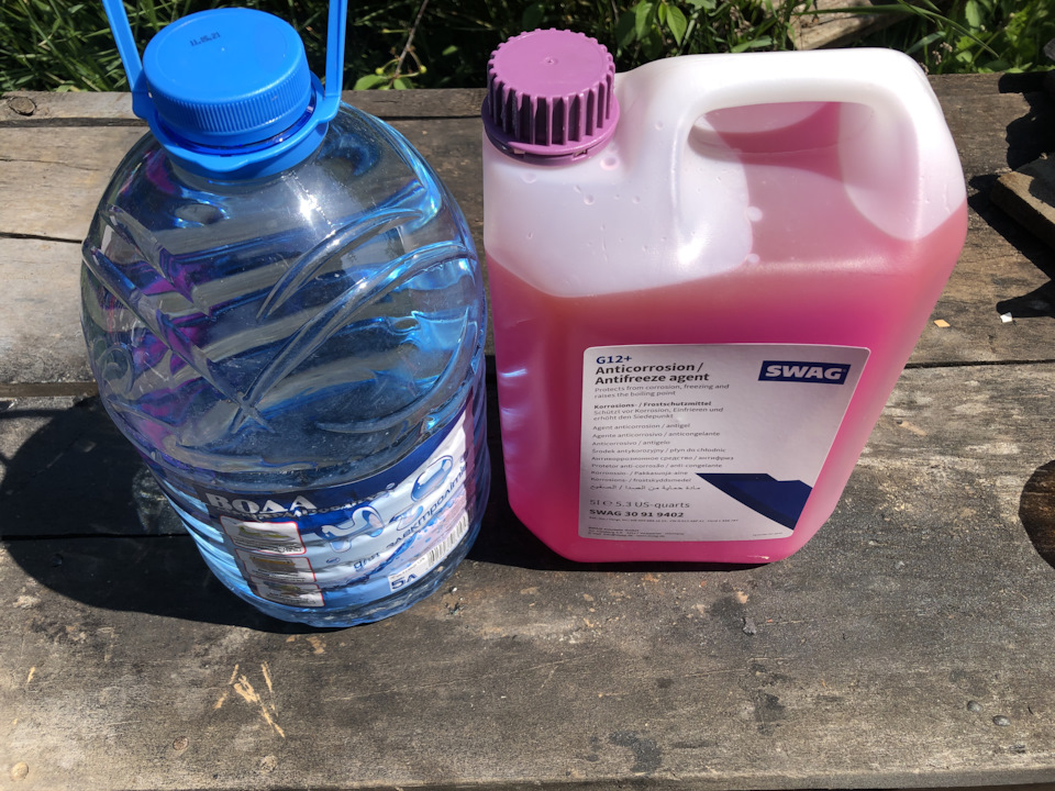 Концентрат антифриз SWAG 30919402 — Volkswagen Golf GTI Mk3. Запчасти на фото: 30919402