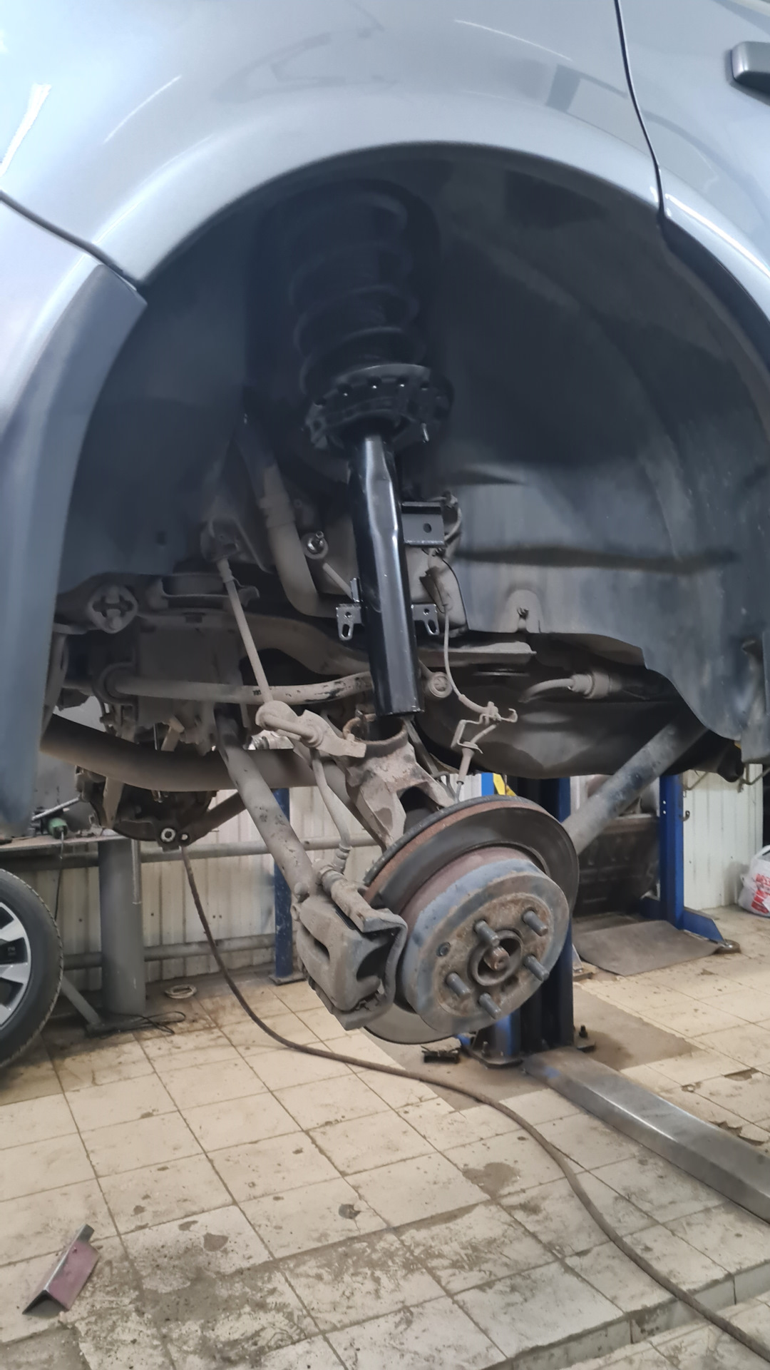 92. Замена задних амортизаторов Freelander 2 — Land Rover Freelander 2 ...