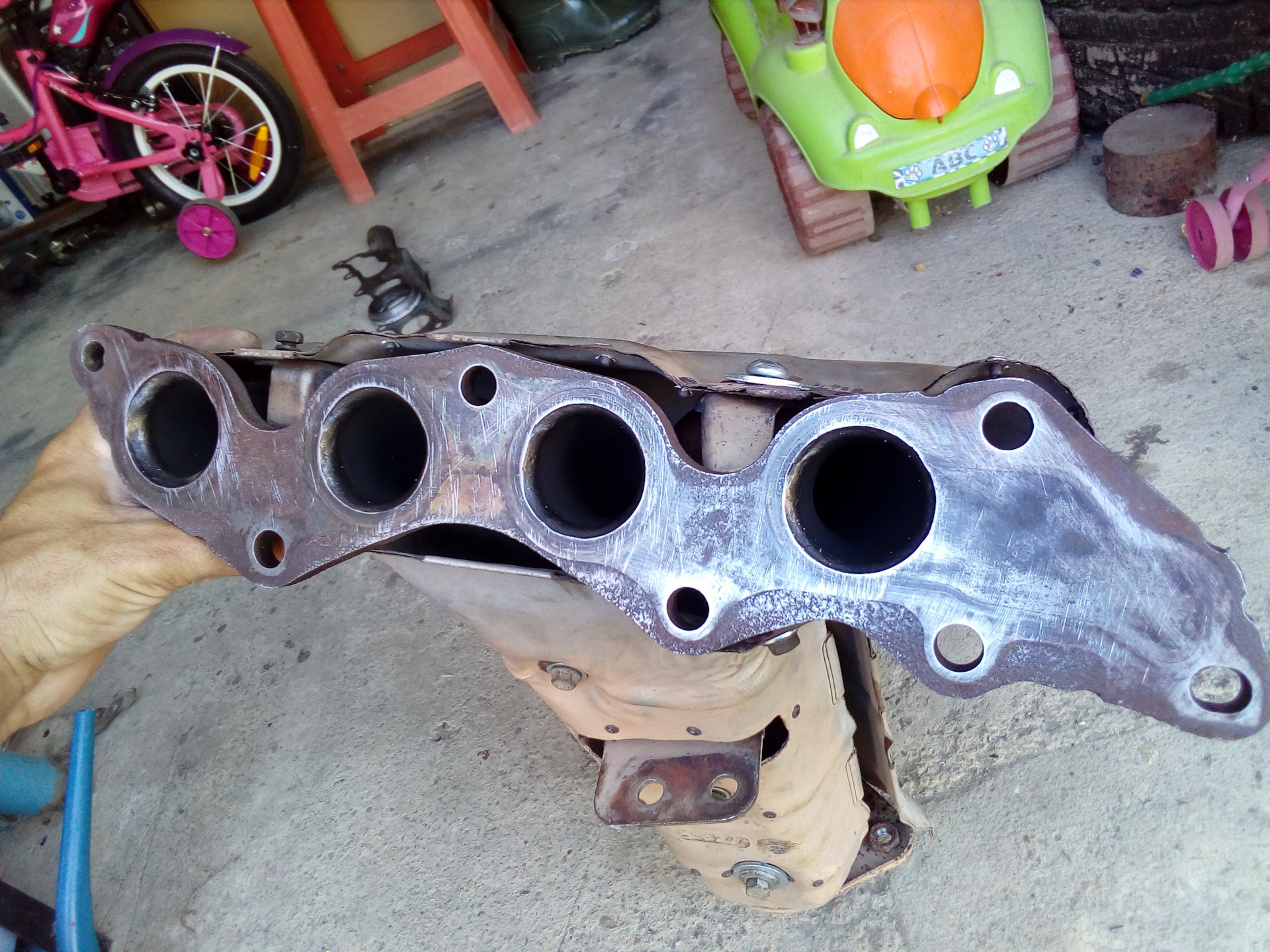 Шлифовка плоскости выпускного коллектора. — Mazda 6 (1G) GG, 2 л, 2007 ...