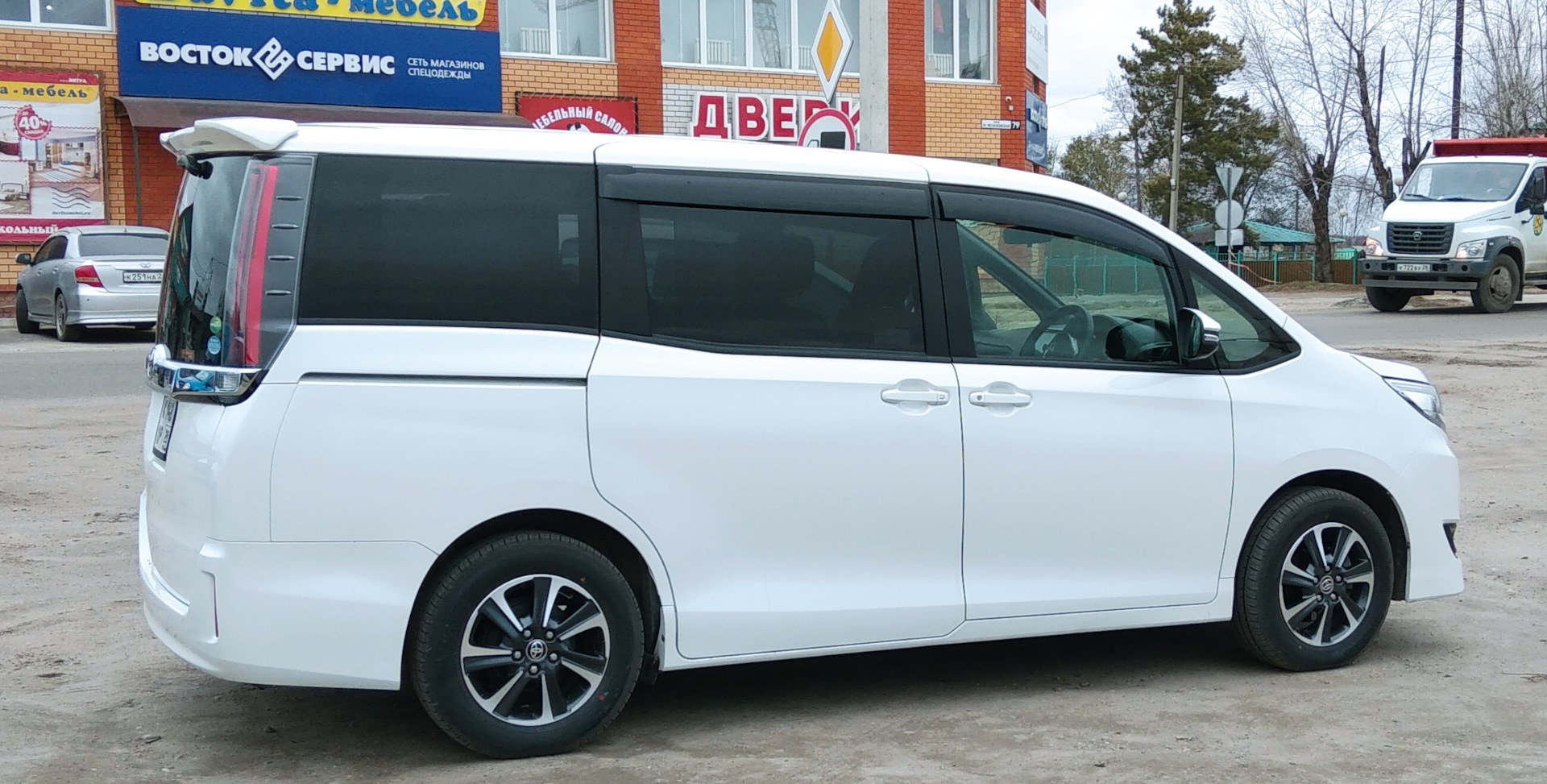 Установка спойлера на Toyota Noah ZRR80, всё просто, но есть нюансы! —  Toyota Noah (3G), 2 л, 2018 года | стайлинг | DRIVE2