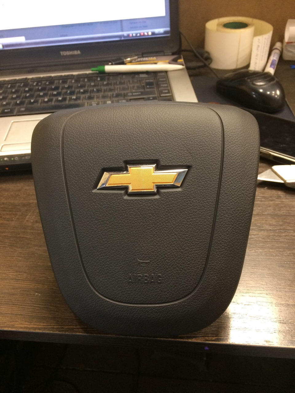 Другой на руль матиз. M6AAAgG feA 960. Другой на руль матиз фото. Другой на руль матиз-M6AAAgG feA 960. картинка Другой на руль матиз. картинка M6AAAgG feA 960. Летом друг купил древнюю копейку, строительный мусор возить. Ну и слегка её приукрасил сильно беушной ковкой на 13" и новым рулём. Сел я в копендос, и так присмотрелся прямо к рулю. Он небольшой, чуть меньше матизовского, значительно толще в обхвате, внешне вполне симпатичный и очень, очень приятный на ощупь, мягкий. В руку лёг очень хорошо. Хотел снять его с копейки, но не успел, друг её продал. Видел потом на авторынке похожие рули, но не задумывался всерьёз.
