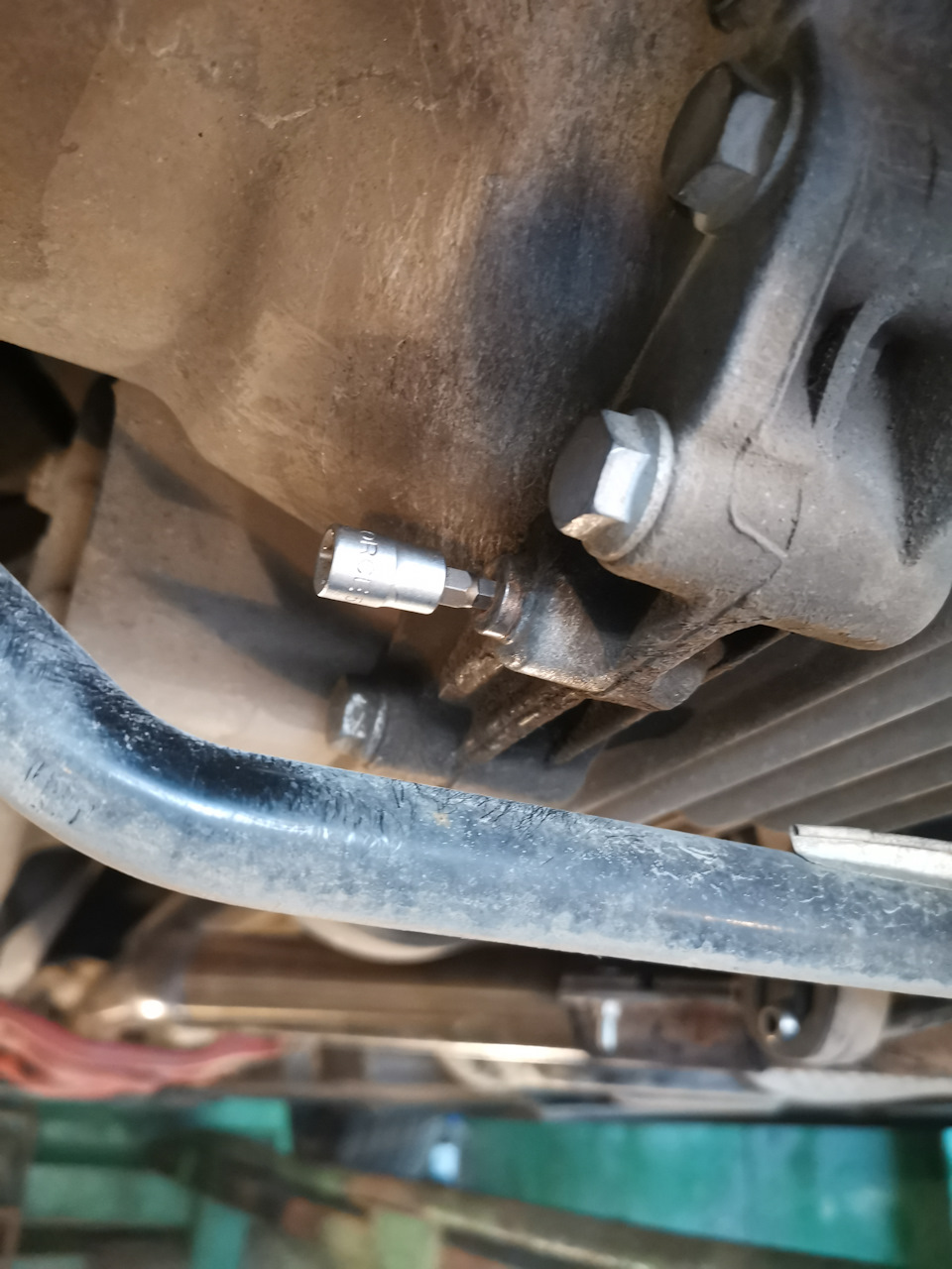 Сливное отверстие. — Audi Q3 (1G)