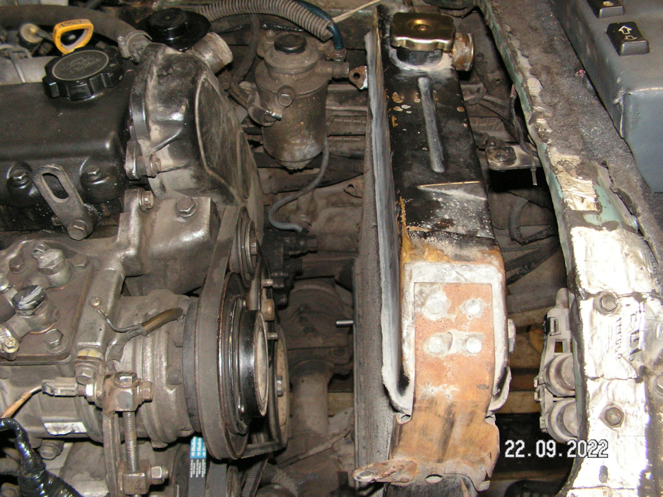 Прикинул радиатор в моторный отсек. Кажись всё нормально. Радиатор подошел как родной. — Самодельный микроавтобус  ГЛОРИЯ