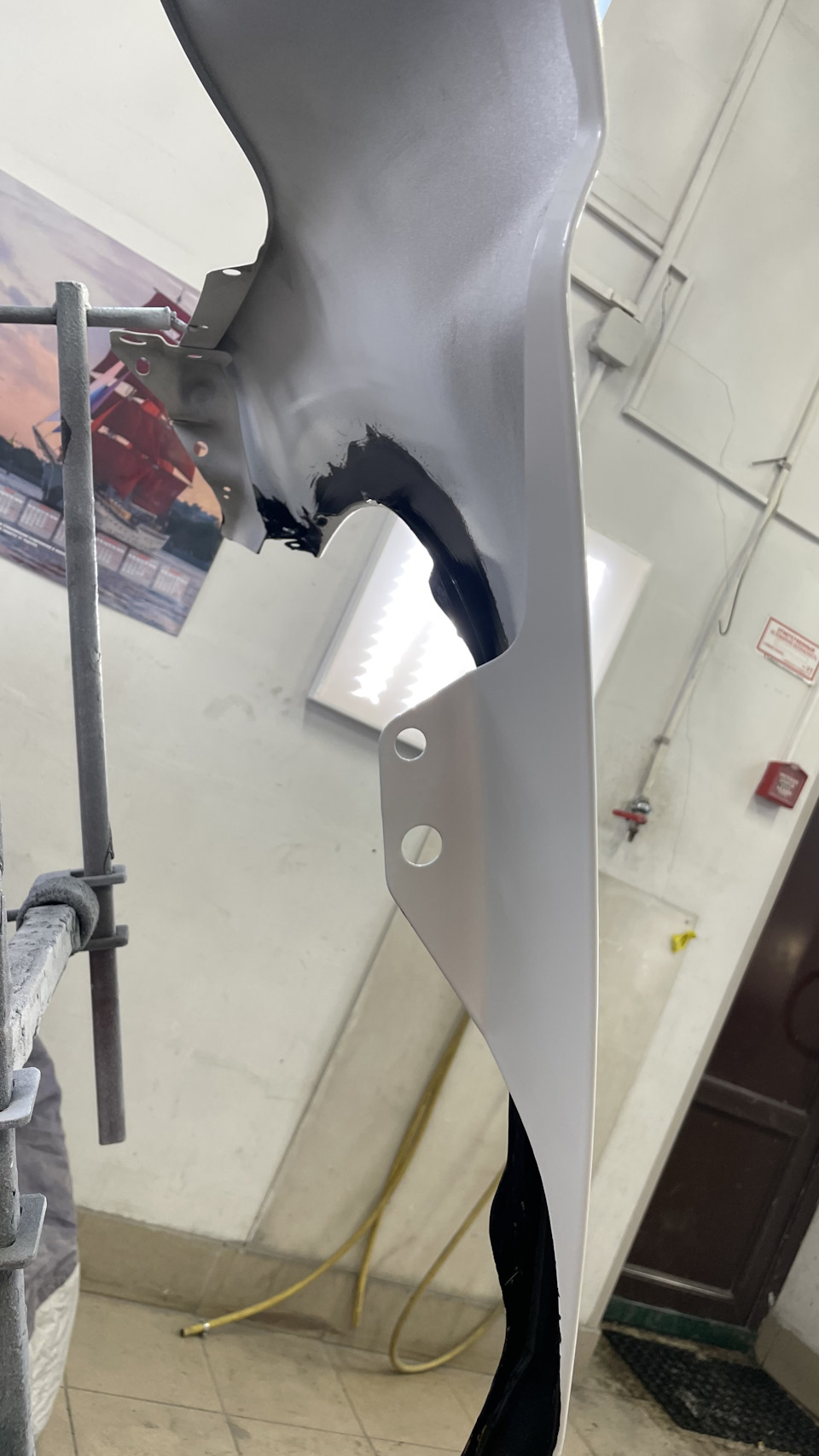 Как починить крыло. Ремонт крыла приора. Рихтовка переднего крыла. Рихтуем крыло авто своими руками. Как стяжками отремонтировать крыло мотоцикла.