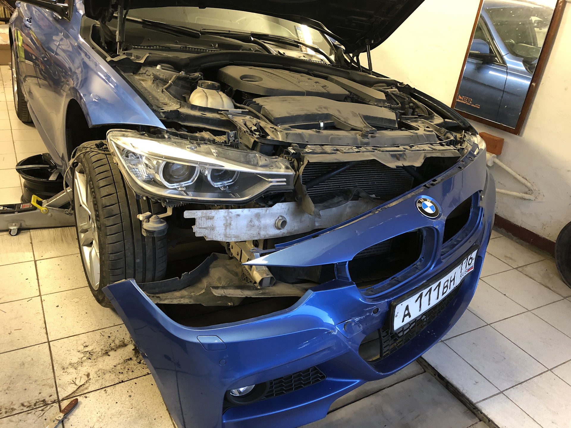 Снять бмв. BMW f30 без бампера. БМВ f30 битая. BMW f30 авария. БМВ м3 ф30 без бампера.