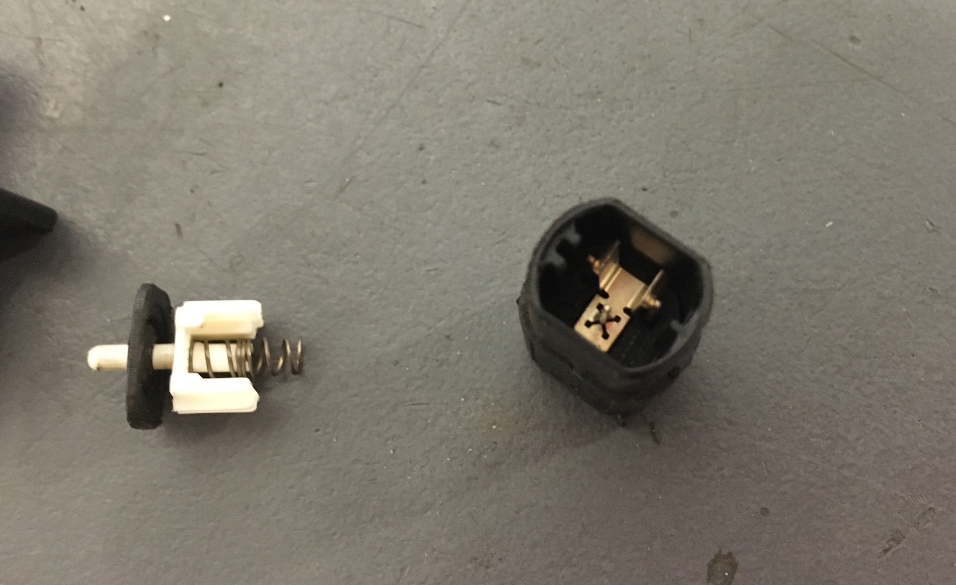 Концевик капота, проблема со срабатыванием сигнализации решена! — BMW 7 ...