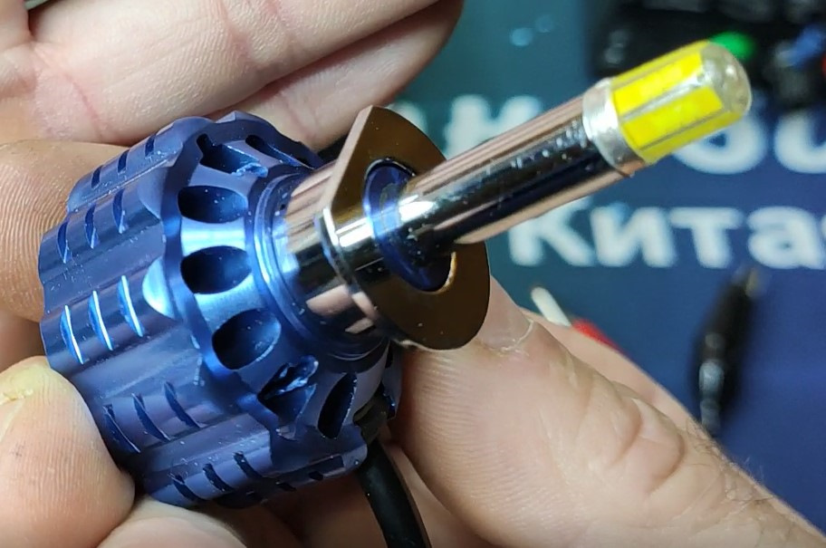 Заменил лампы в линзах так как одна лампа замигала. Установил тоже ...