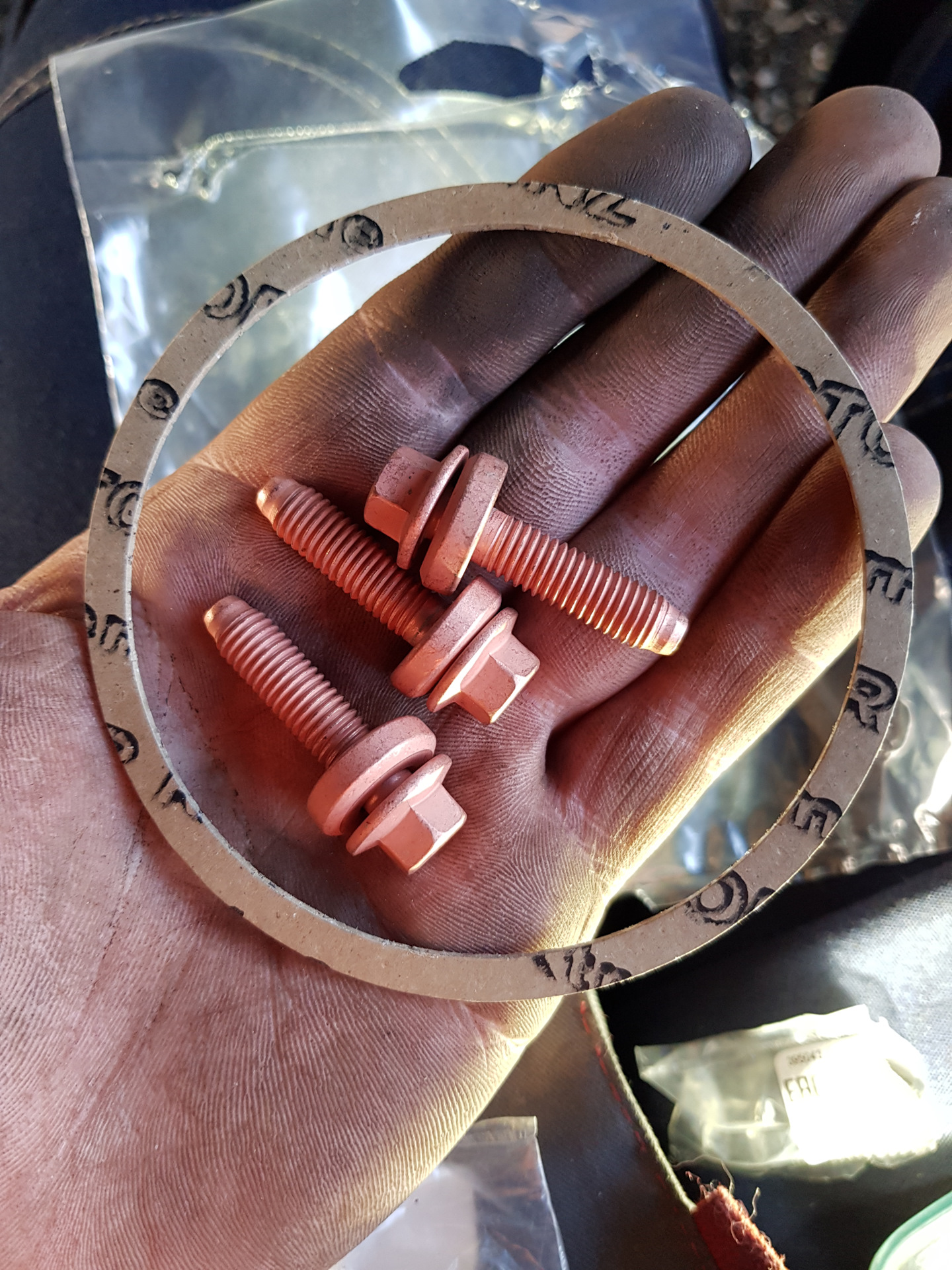 Замена прокладки выпускного коллектора и приемной трубы. — Volvo S60 ...