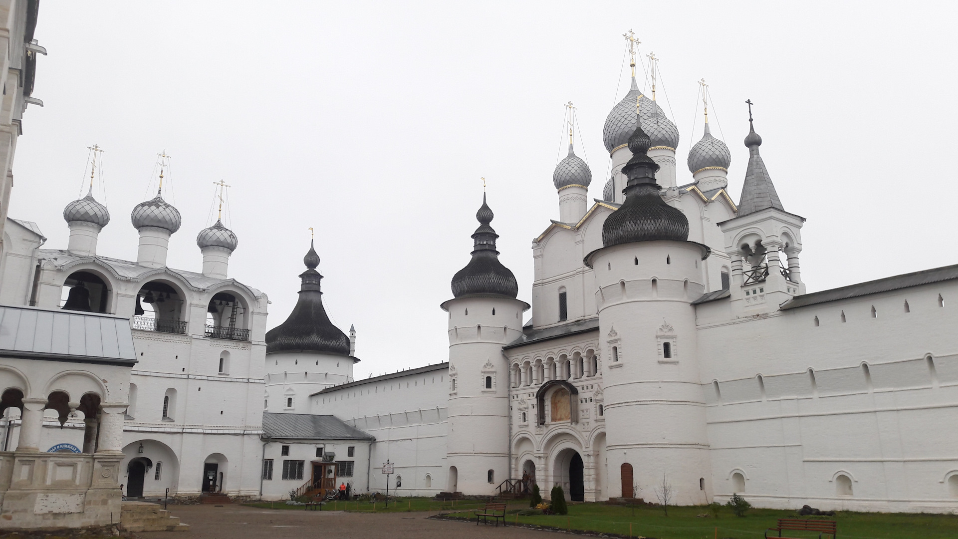 Великой и главной. Белый Кремль Ярославль. Ростовский Кремль. Ростовский Кремль осень. Ростов Великий Кремль.