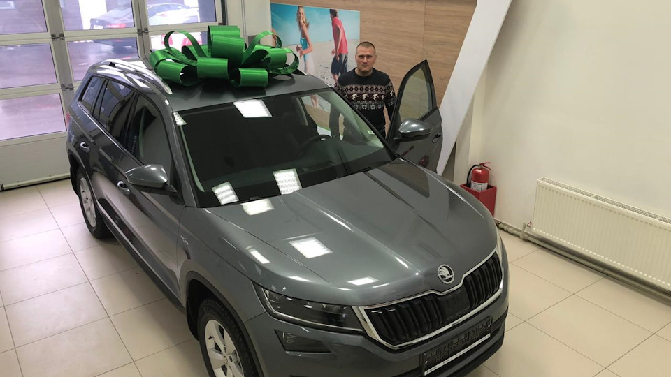 Skoda Kodiaq в салоне с бантом