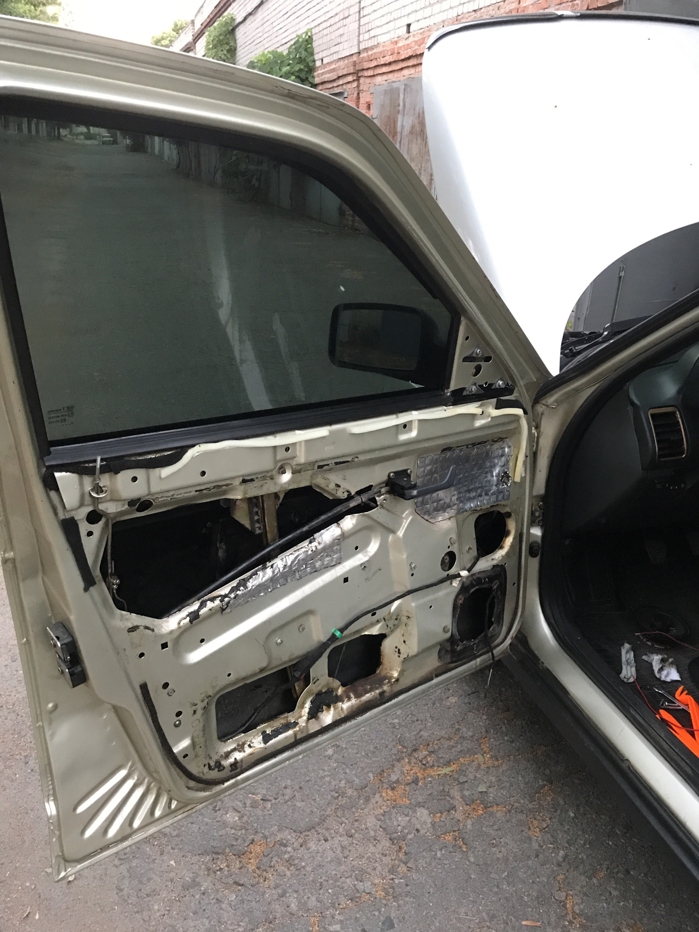 #9 Смазка салазок стеклоподъемников 2111 — Lada 21114, 1,6 л, 2006 года ...