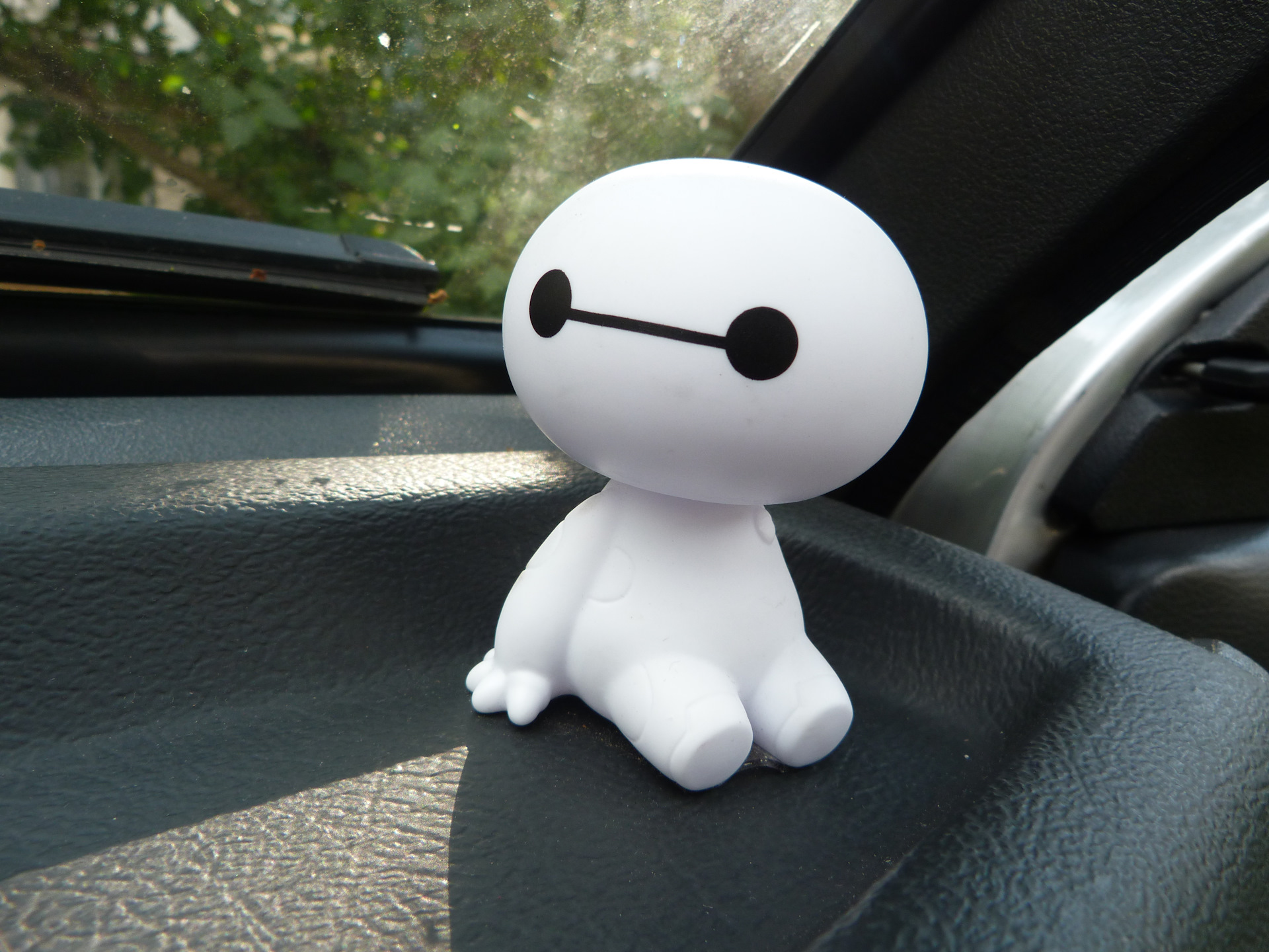 Игрушка в машину. Робот Baymax качающейся головой. Игрушка машина. Игрушка на торпеду автомобиля. Игрушки в машину на панель.