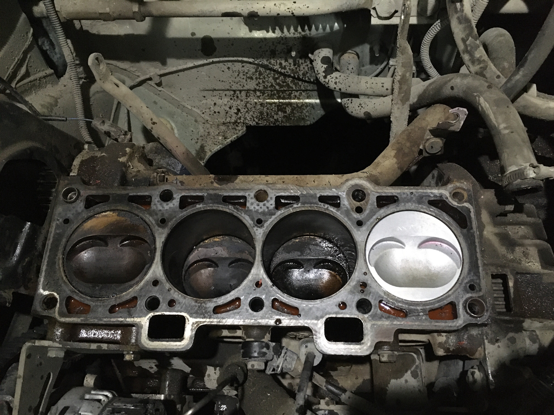 Сгорела прокладка гбц 2110 8кл. Прогар головки блока цилиндров. Пробитая прокладка гбц 2112. Пробило прокладку гбц ваз 2109. Прогорела прокладка гбц приора.