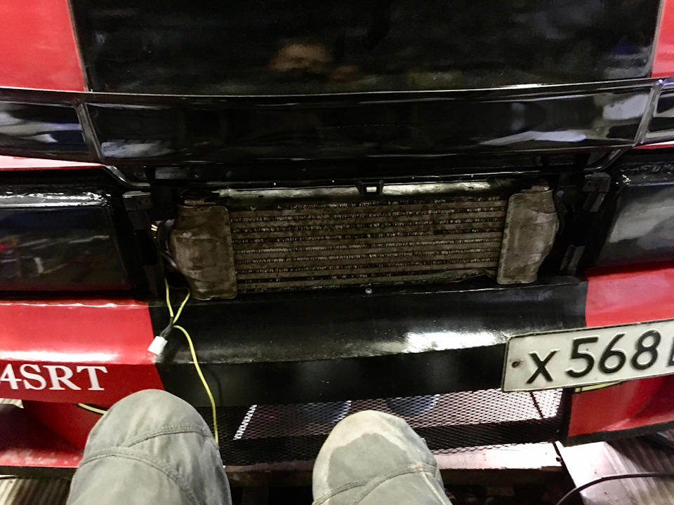 7. С трудом еле засунул, так как выводы под хомуты под углом в 35градусов, пришлось сразу одевать патрубки и кое как засовывать его. — Lada 21047