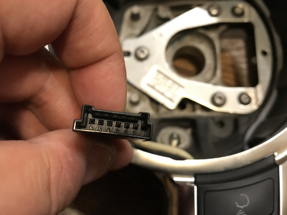 Разъём управления штатными кнопками — Audi Allroad (C5)