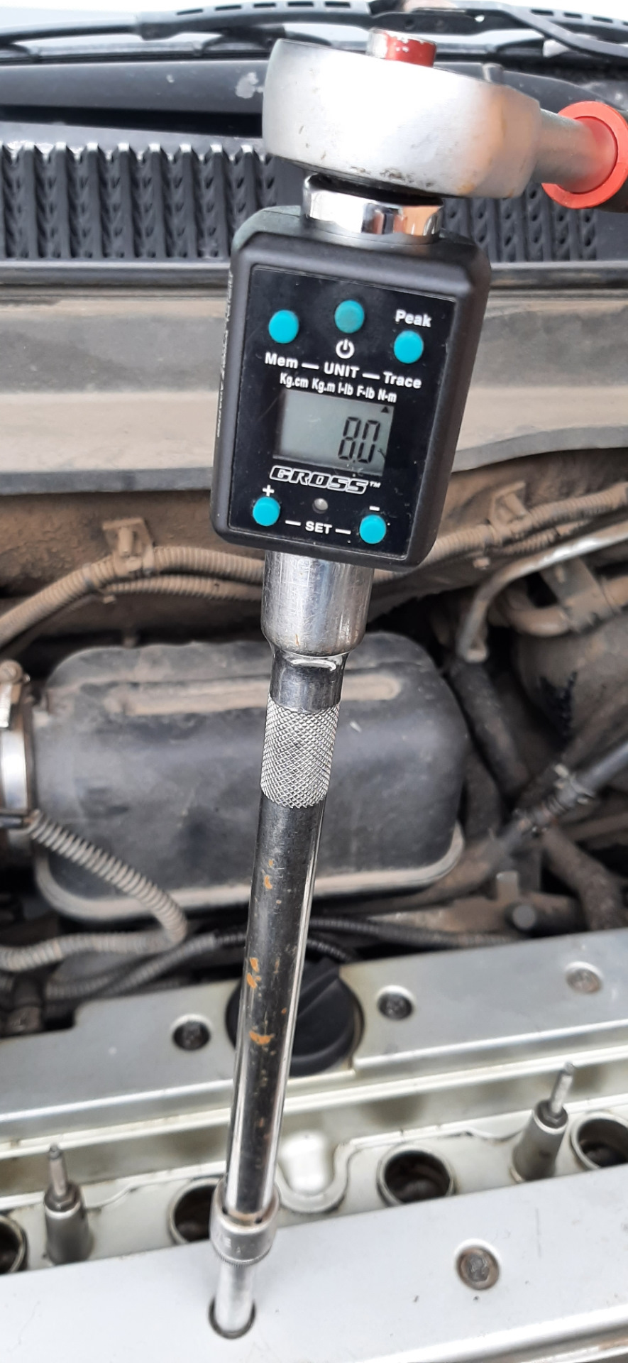 Масло в свечных колодцах, протяжка клапанной крышки.Замена свечей ...