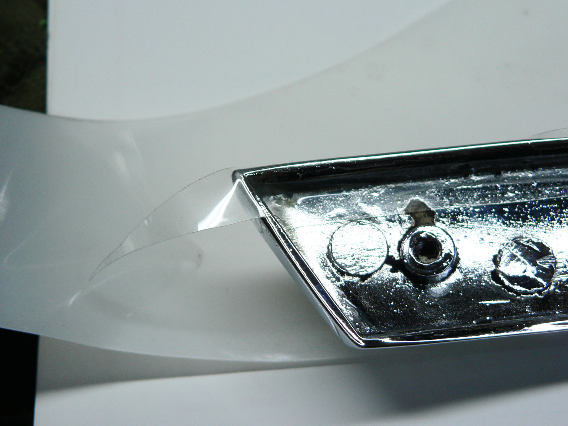 208. Установка подоконного хрома на бронепленку. — ГАЗ 21, 2,3 л, 1963 ...