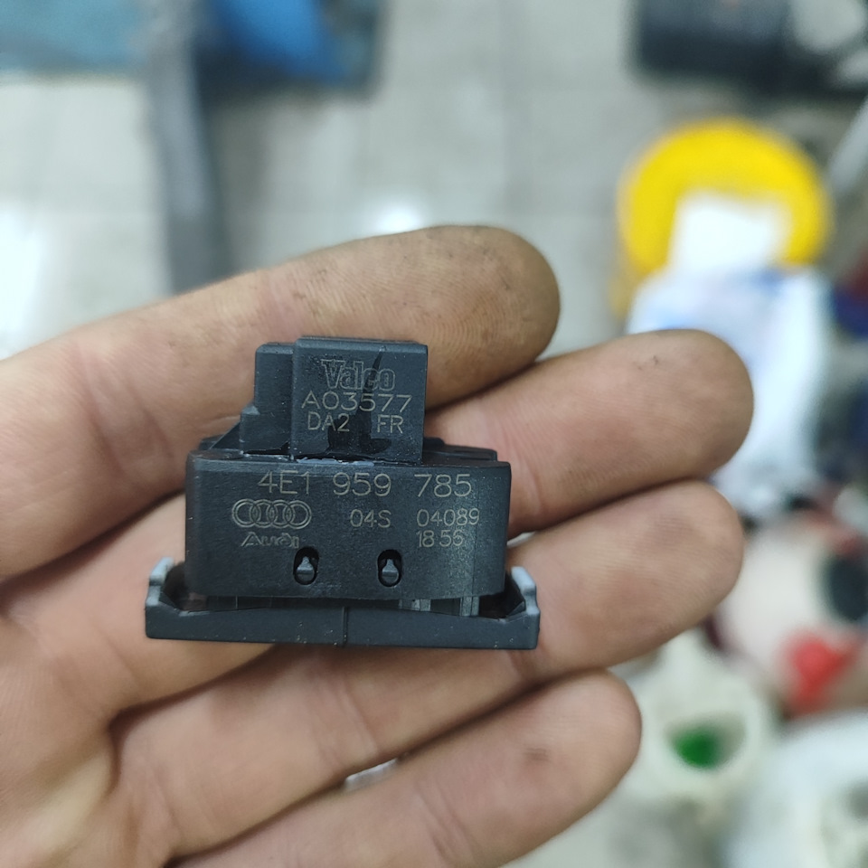 Фото в бортжурнале Audi A8 (D3). Запчасти на фото: 4E1959785