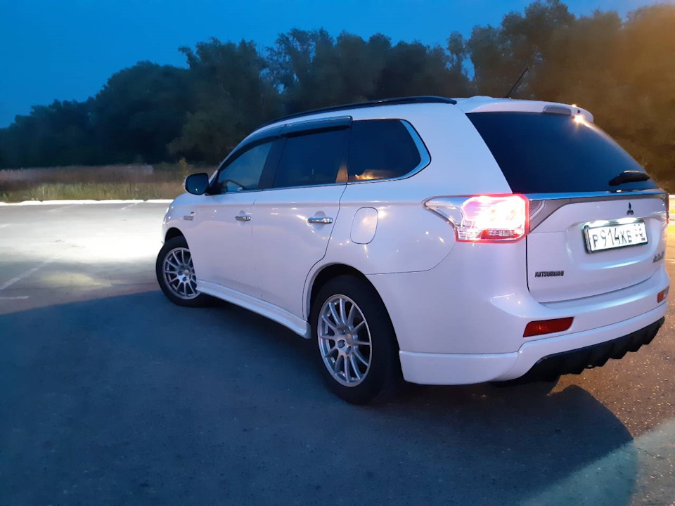 mitsubishi outlander 3 спойлер