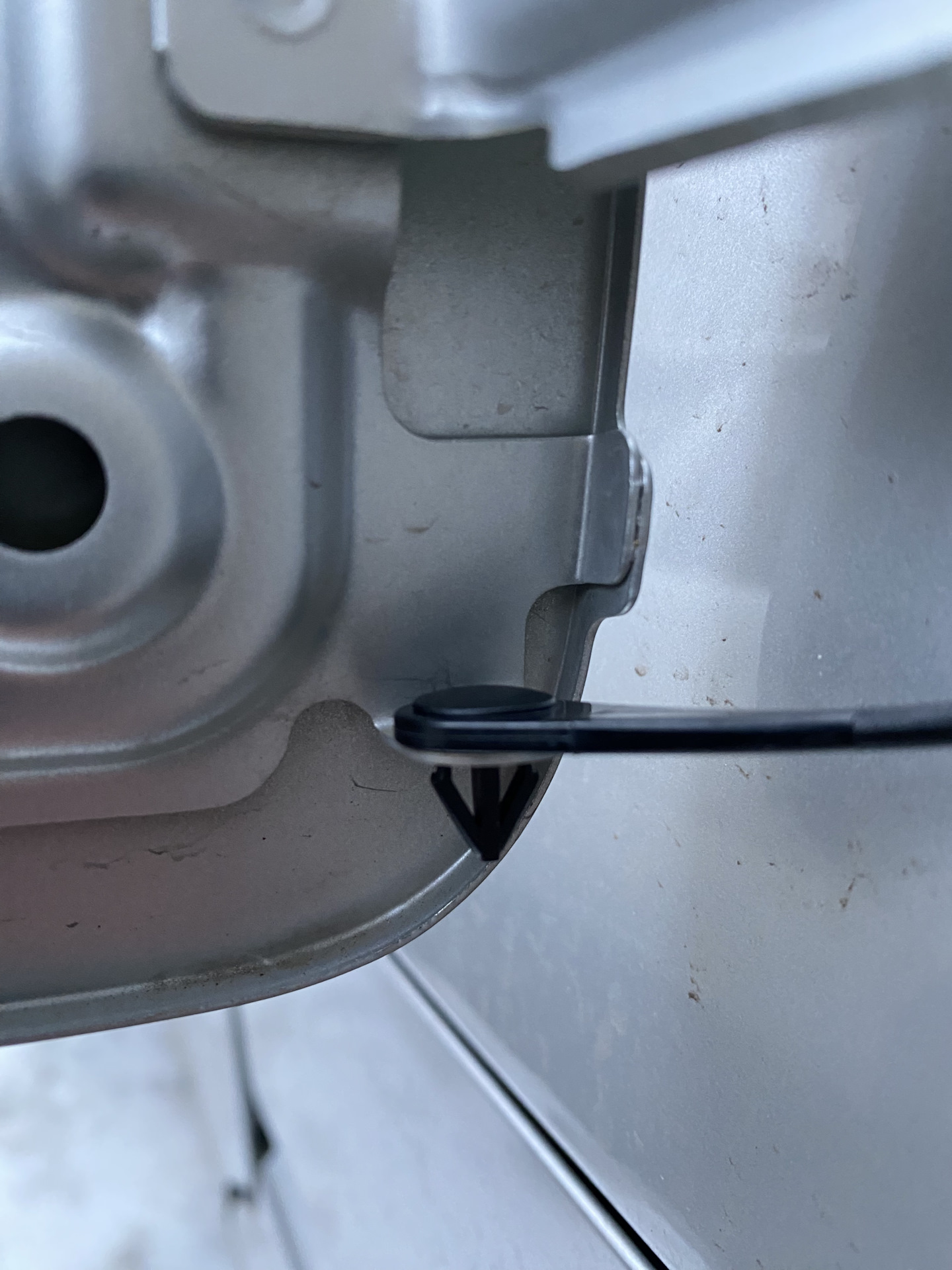 Клипса для поводка крышки на лючок бензобака — Suzuki Solio (3G), 1,2 л ...
