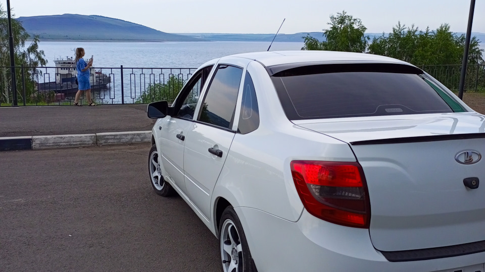 Lada Granta Черно-Белое облако😁