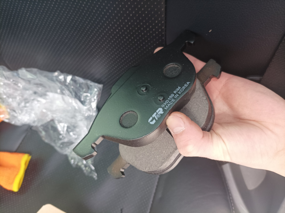 15" Замена передних тормозных колодок — Ford Focus Sedan II, 1,6 л ...
